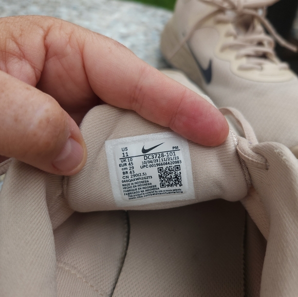 Nike Cream and Black Running Shoes - Picture 5 of 6